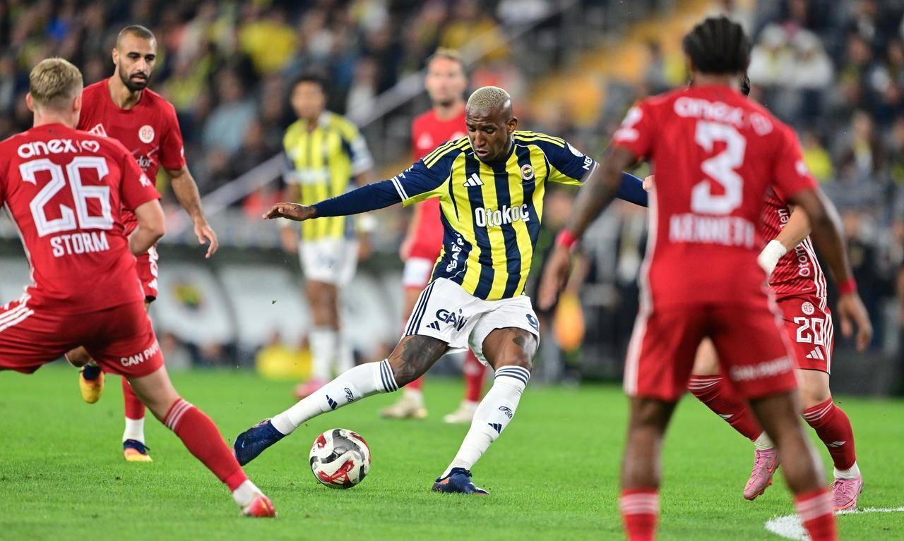  伊布复出首秀出彩，费内巴切主场绝杀那不勒斯，豪取13连胜